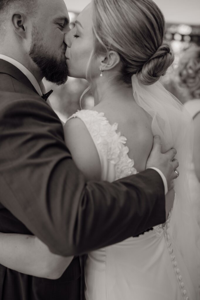 heiraten in Kassel Brautpaar Kuss