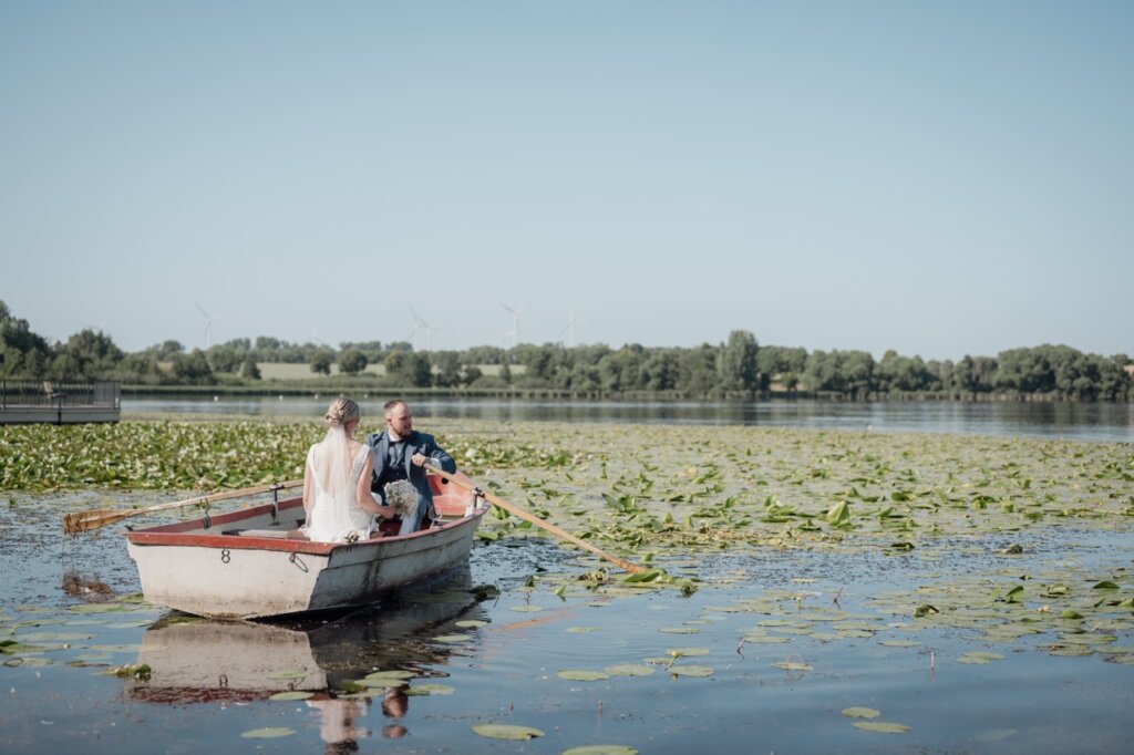 Brautpaar im Boot und rudert über den Seeburger See und schaut sich an
