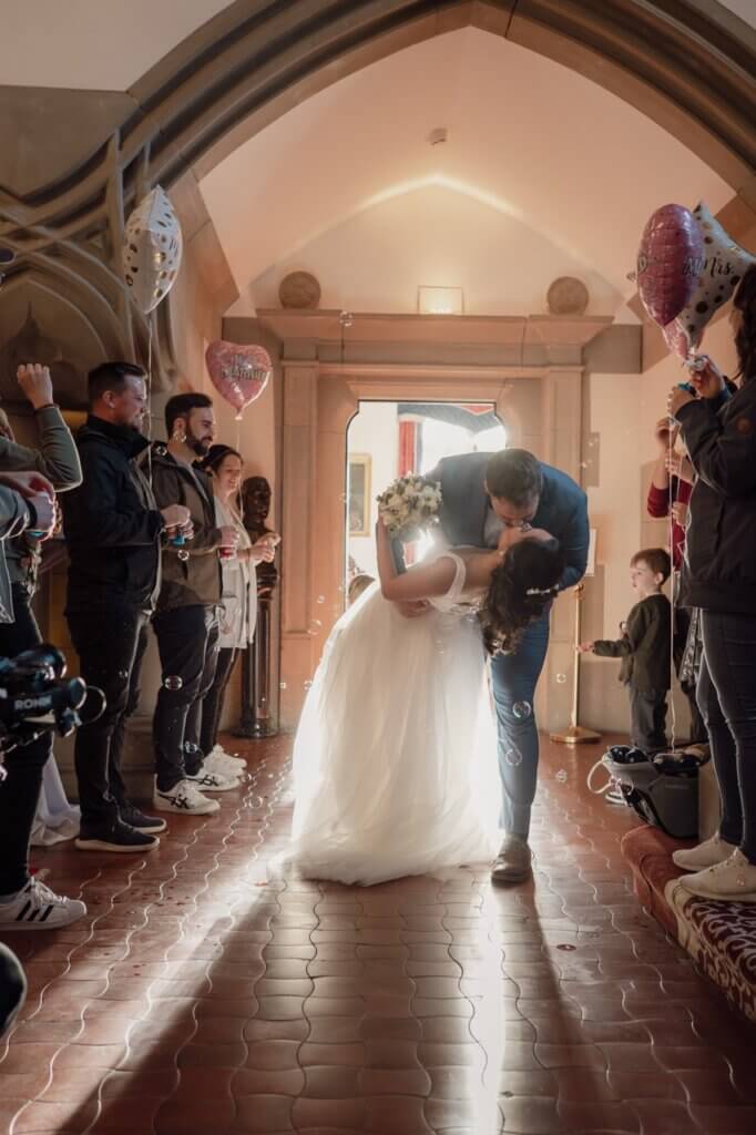 Hochzeitsfotos eines Brautpaares welches den Deep Kiss durchführt